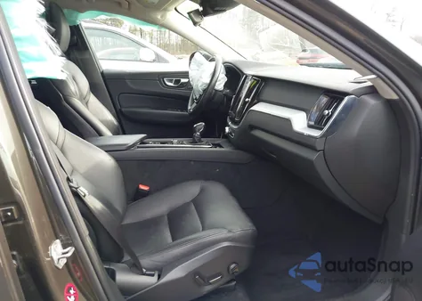 2018 Volvo Xc60 T6 Momentum z USA, uszkodzony, nr VIN YV4A22RK4J1001871